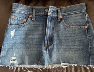 Levi’s denim skirt size 26 (like new)