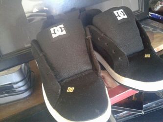 Dc shoez size 4
