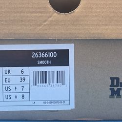 Dr. Martens, white size 8 womans, 6-hole