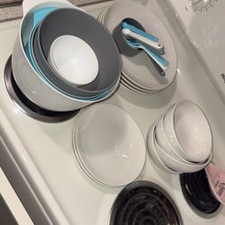 Plates & Measuring Cups 