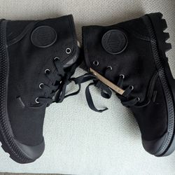 Size 7.5 NEW IN BOX Women's Palladium Boots Black