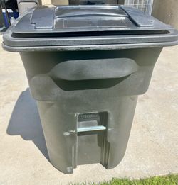 🔥 Brand New 96 Gallon Black Rolling Outdoor Garbage/Trash Can with Wheels and Attached Lid  (Cheaper than Home Depot!) Price: $100 (Priced to sell!)?
