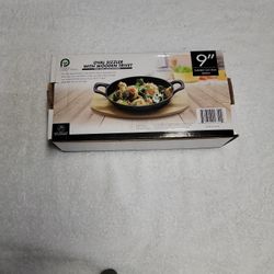 oval sizzler with wooden trivet