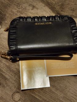 MICHAEL KORS RUFFLED LEATHER SMARTPHONE WRISTLET