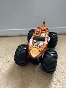 Hot Wheels Tiger Shark Monster Trucks 1:24