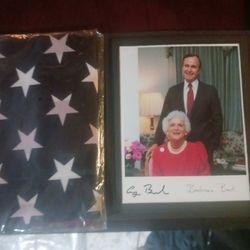 1990 George & Barbara Bush White House Portrait Set w/ Folder & U.S. Flag