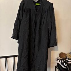 Graduation Gown - Oak Hall GreenWeaver (Size 5’0” - 5’2”)