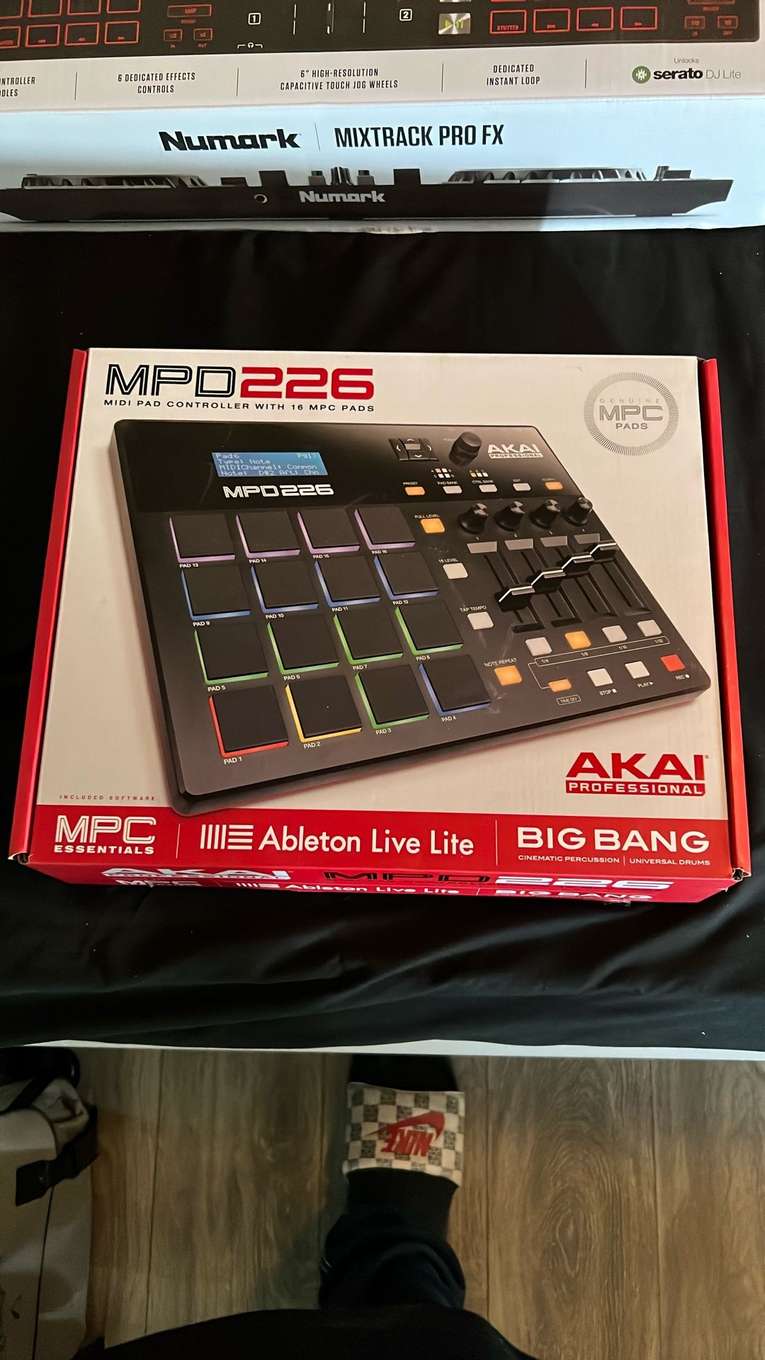 AKAI Professional MPD226 - USB MIDI Controller with 16 RGB MPC Drum Pads