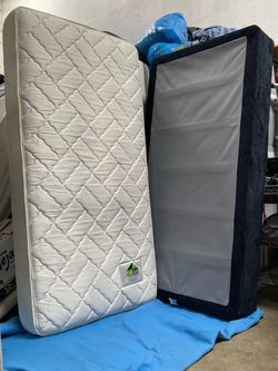 Ethan Allen e.a. Kids Deluxe Twin Mattress & Foundation Set