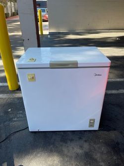 Midea Chest Freezer – Great Condition, Works Perfectly!
