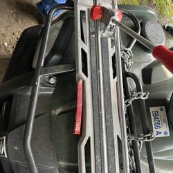 Tile cutting tool