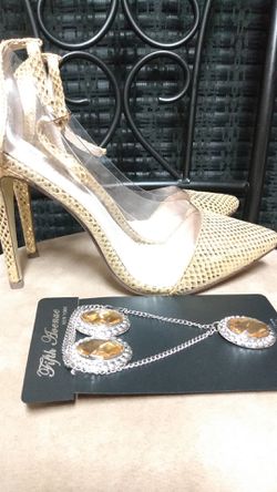 😀$25 beautiful Size 9 Gold clear heels (3) piece set gold Clip on/Gold Necklace all for $20.00