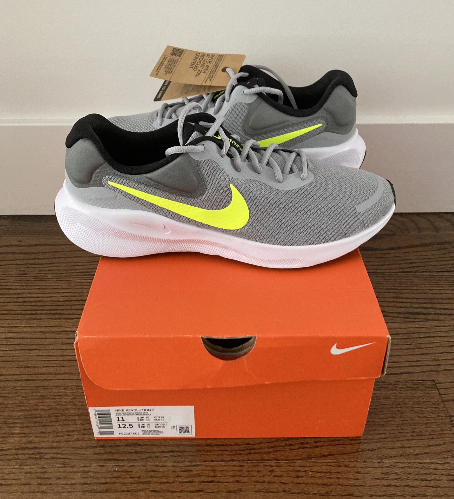 *FOR SALE-BNWT Nike Revolution 7 Men's Running Shoes