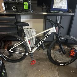 Trek Marlin 7 Gen 3 Crystal White 