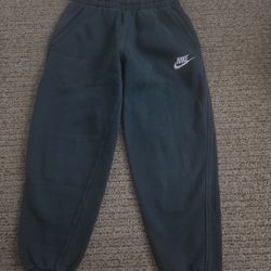Kids Nike fleece joggers size small/8-9 (dark green)