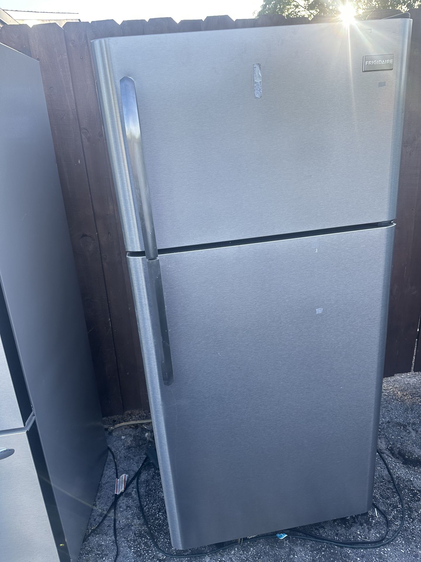 Frigidaire Top And Bottom Refrigerator 68/30/30