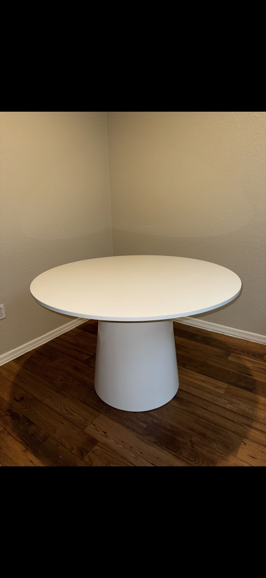 Modern Round Table 