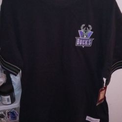 🦌🦌🏆MILWAUKEE BUCKS Size Large Still Has Tags On It