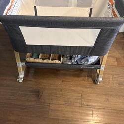 HARPPA Portable Bassinet - Good Condition 