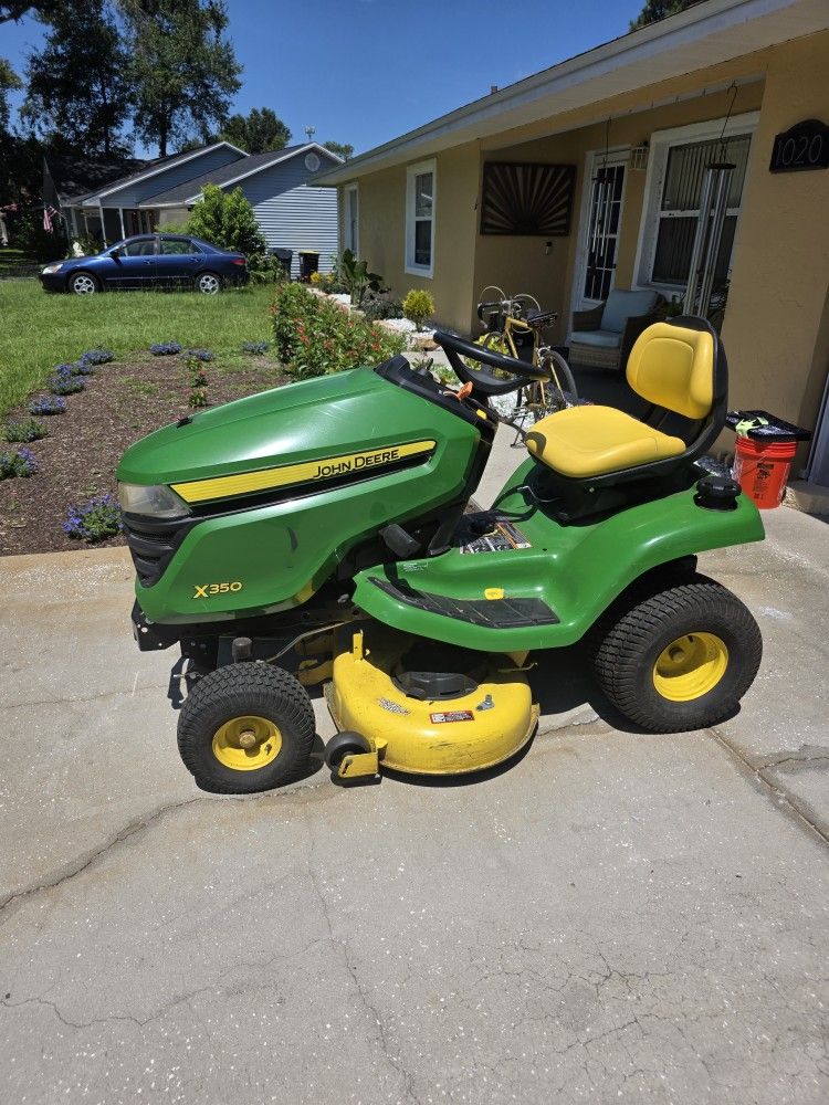 John Deere Lawn Tractor