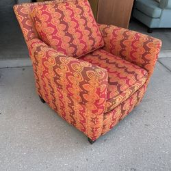 Accent Chair. Great Design/Colors. No Rips. Pet/Smoke Free Home