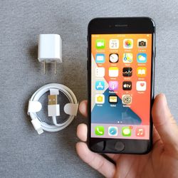 iPhone 7 - UNLOCKED - Like New 