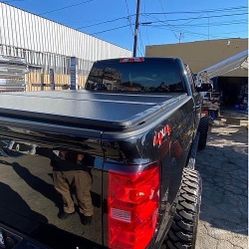 07-24 Chevy Silverado 5’8 ft short hard bed cover NEW