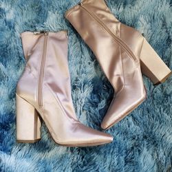 KENDALL & KYLIE~ "HAILEY" PALE PINK SATIN CHUNK HEEL BOOTS!