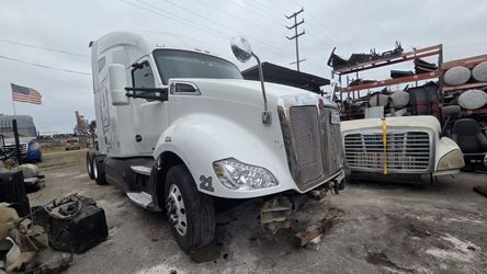 2017 Kenworth T680  *PARTS ONLY*