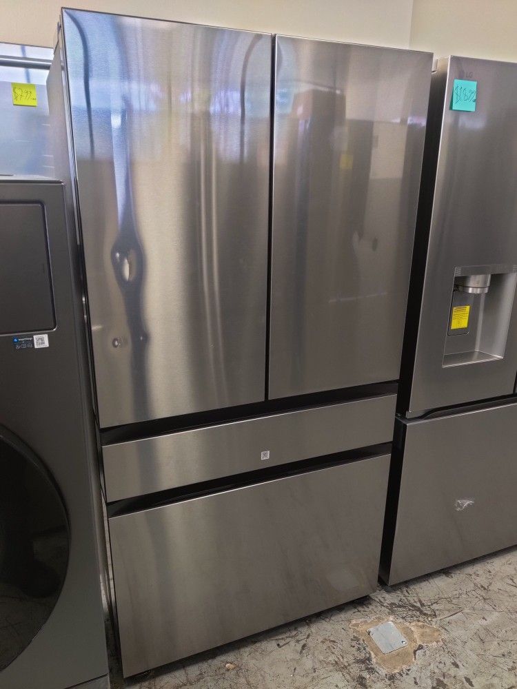 New Samsung - BESPOKE 23 cu. ft. 4-Door French Door Counter Depth Smart Refrigerator with Beverage C