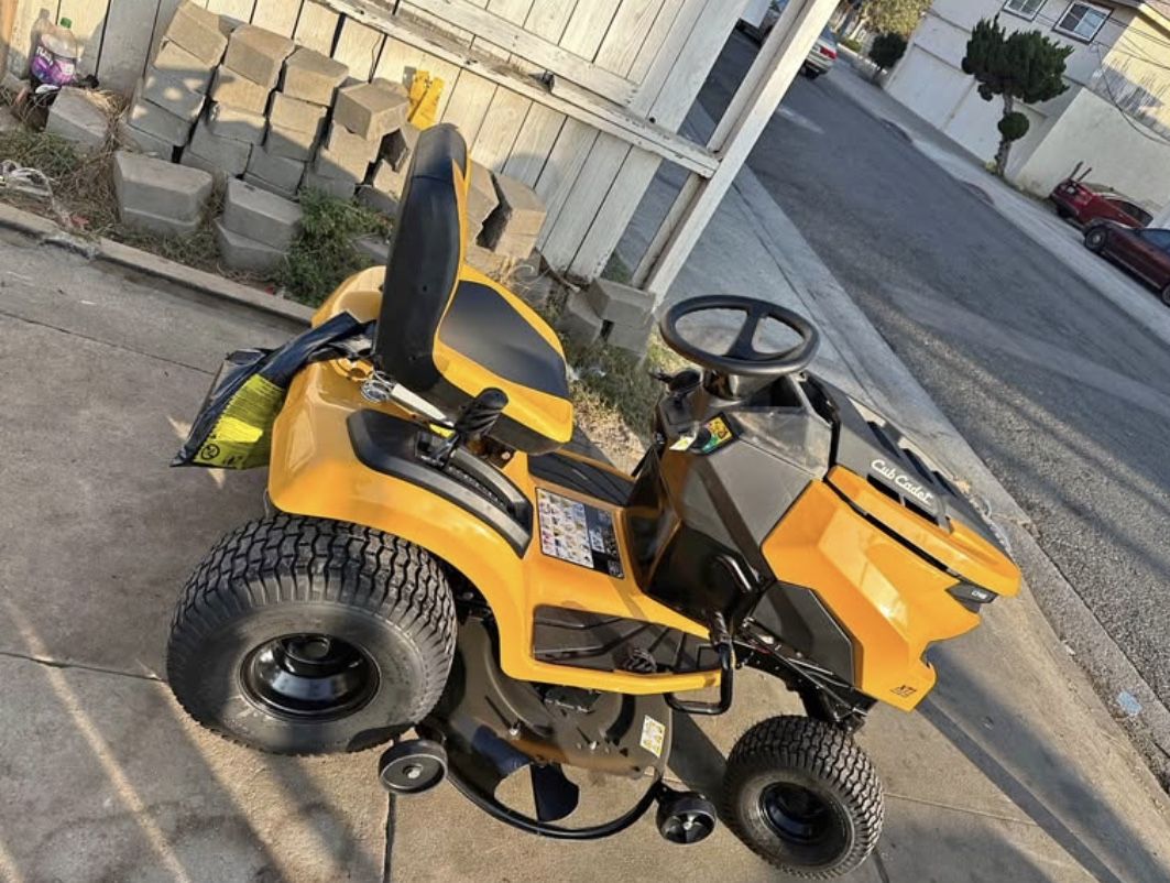 Cub Cadet XT1 Enduro LT 46 in. 23 HP V-Twin Kohler 7000 Series Engine Hydrostatic Drive Gas Riding L