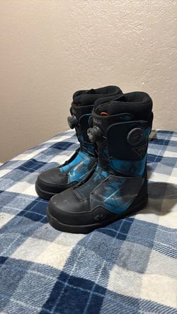Snowboard boots