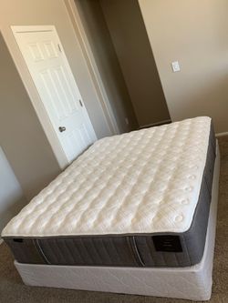QUEEN STEARNS AND FOSTER MATTRESS AND FREE BOX SPRING