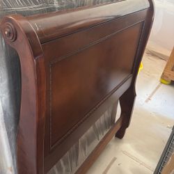 Twin Cherry Wood Sleigh Bed 