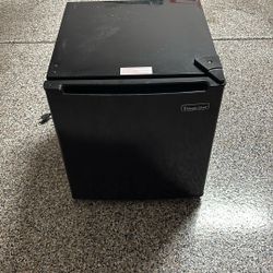 Magic Chef 1.7 cu. ft. Mini Fridge – Freezerless – Black – Excellent Condition