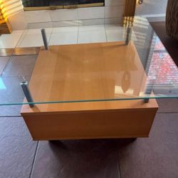 Coffee table/ Excellent Condition