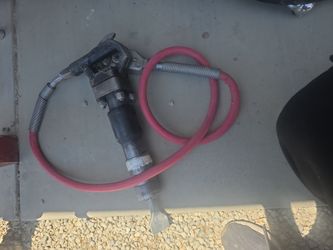 Pneumatic chipping hammer