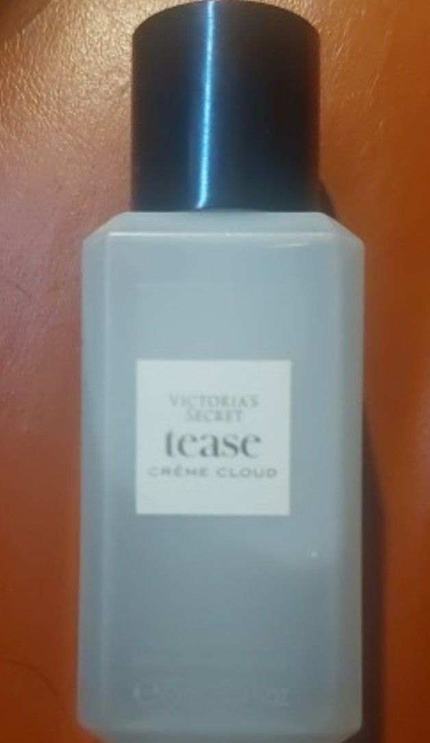 Victoria's Secret "Tease" Creme Cloud New!