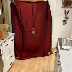 Silken tablecloth for Christmas Burgundy, 5’ x 7’