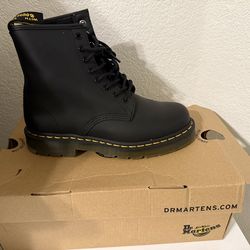 Dr Martens  boots shoes size 8