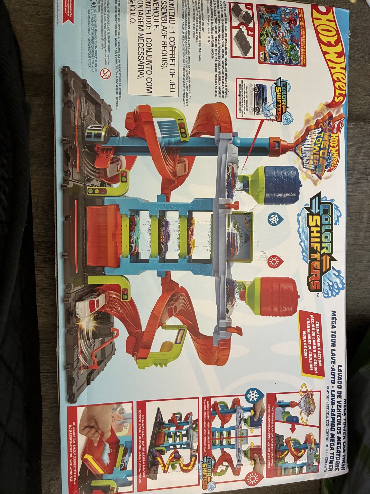 Hot Wheels City Mega Car Wash Playset with 1 Toy Color Shifters Car in 1:64 Scale, 7.01 in
