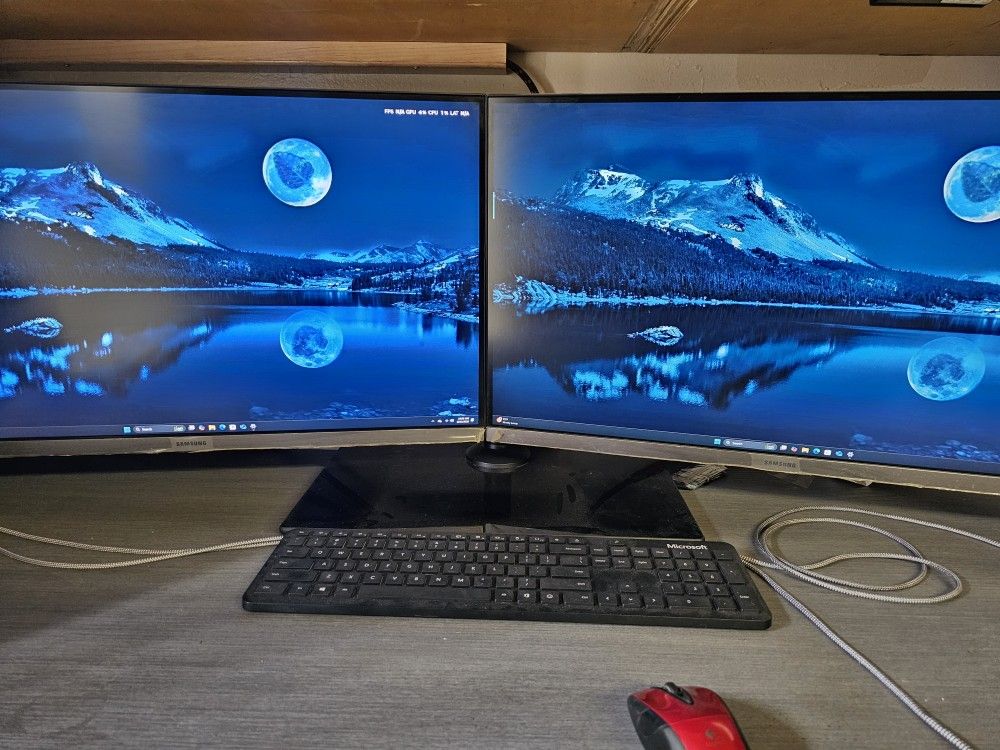 Dual 28" Samsung 4k UHD monitors