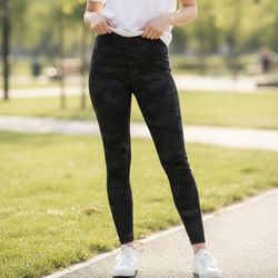 Lululemon Camo Leggings Women’s Size Small Black & Gray Camo  Ankle Length 