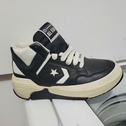 Converse  Weapon , Basketball Shoes.  Size : 11   Excellent Condition  ( Worn Once )