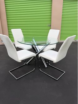 Circle glass table with 4 dining chairs