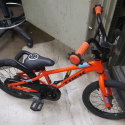 TREK PRECALIBER KIDS YOUTH  ORANGE BIKE SILVER ALPHA ALUMINUM. PRE OWNED.GOOD CONDITION. NOTE- NO TRAINING WHEELS. FROM THE FLOOR TO THE SEAT POST 16 
