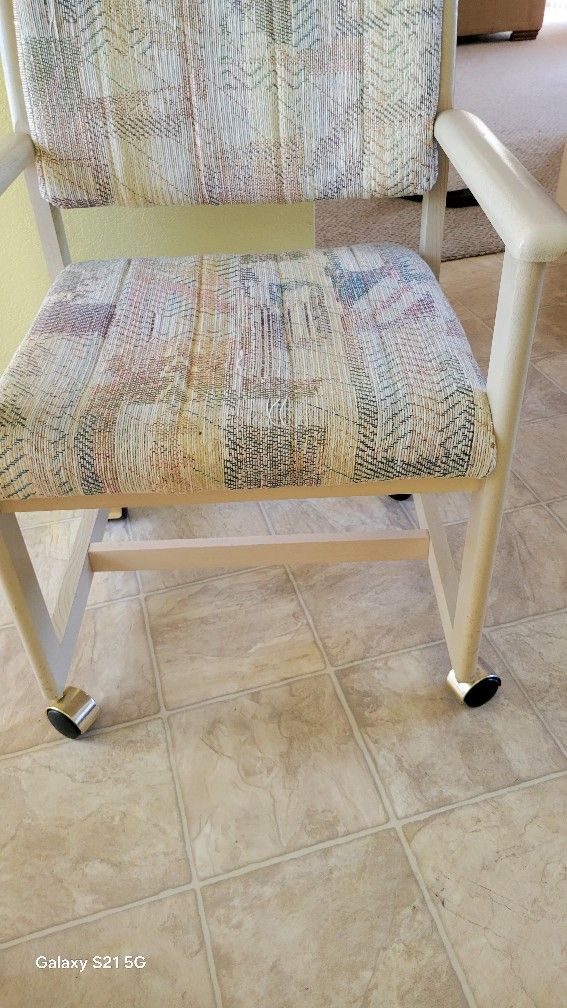Kitchen Table W/ 4 Chairs With Wheels