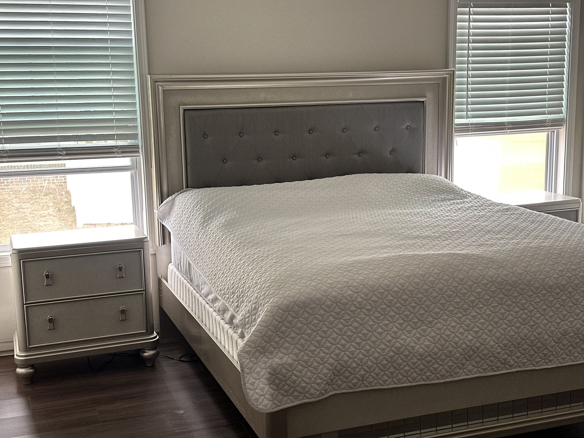 California King Size Bed, 2 Nights Stand, Mirror With Chest