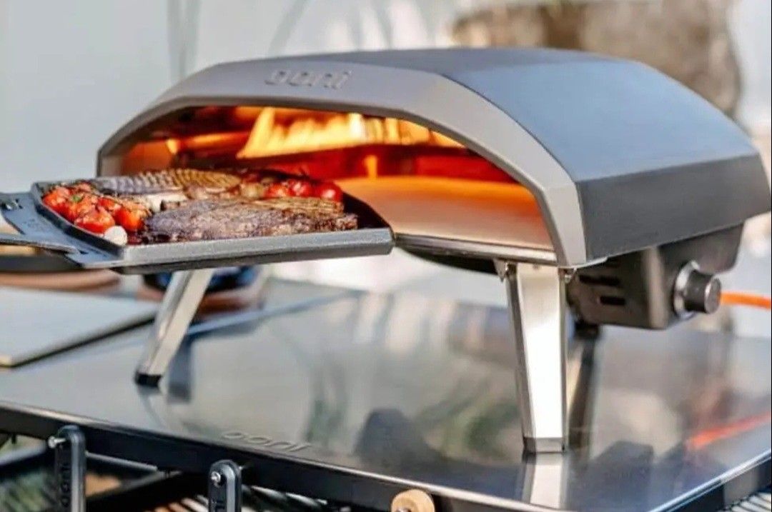 Ooni-Koda-16-pizza-Oven-with-pizza-peel