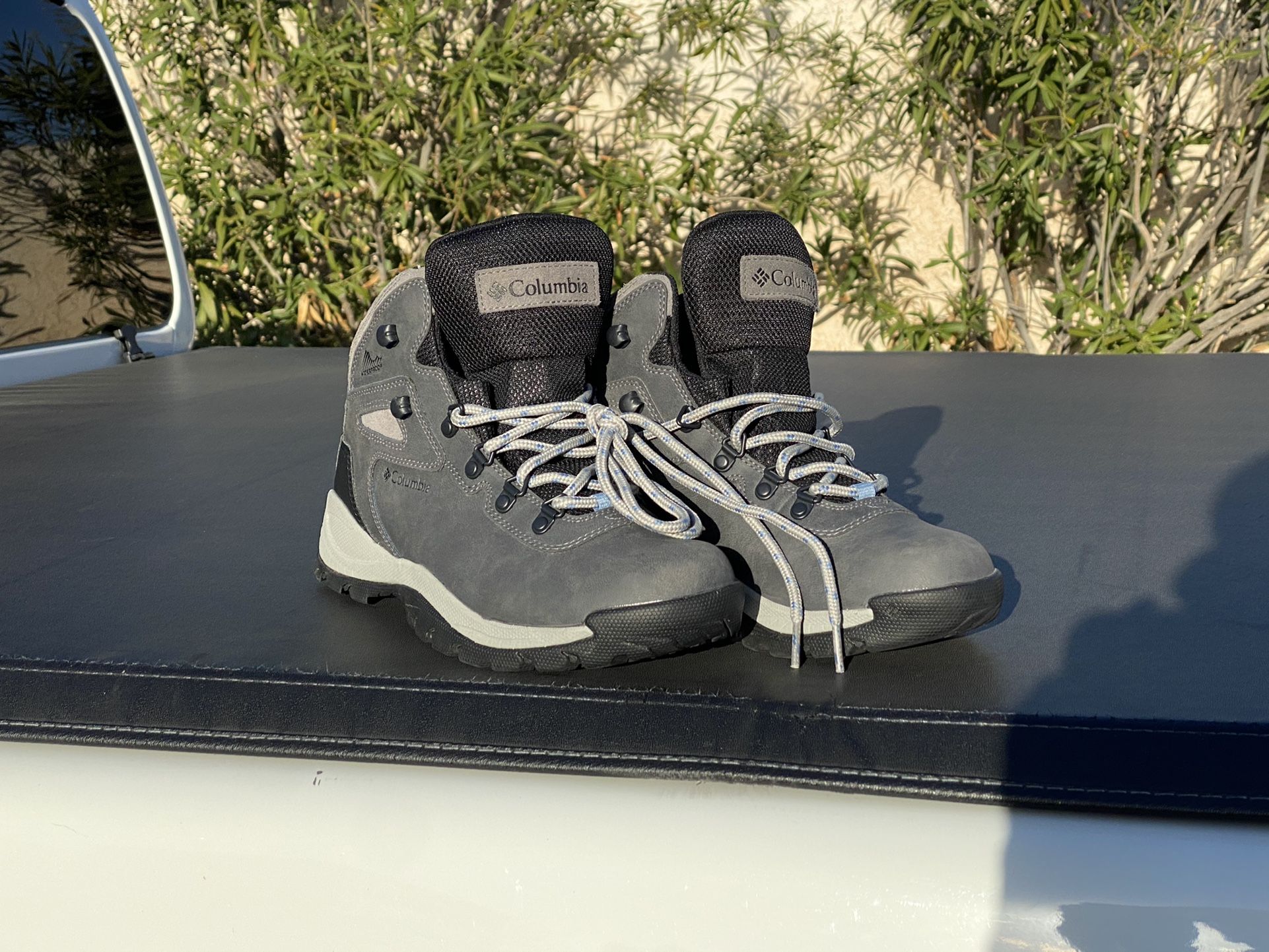 New Women’s 10 Columbia Hiking Boots